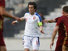 Kapitán eských fotbalist Tomá Rosický prochází ruskou obranou.