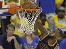 LeBron James z Clevelandu dává ko ve druhém finále NBA s Golden State.