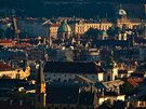 Praha stovatá - ve a stechy Nového i Starého Msta, v pozadí budova Úadu...