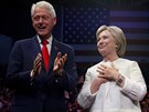Hillary Clintonová se svým manželem Billem během proslovu v newoyrském...