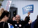 Píznivci Bernieho Sanderse na jeho mítinku v kalifornské Santa Monice (8....