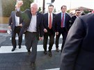 Bernie Sanders zdraví své podporovatele v Los Angeles (8. ervna 2016).