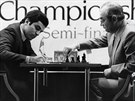 Garry Kasparov (vlevo) a Viktor Kornoj v semifinále turnaje o achového mistra...