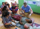 Léka Dalibor Stoszek pi vyetování pacient na ostrov Lombok.