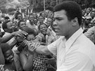 Muhammad Ali se zdraví se svými fanouky.