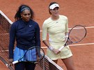 NÁSTUP. Serena Williamsová (vlevo) a Garbin Muguruzaová ped finále Roland...