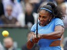 Serena Williamsová returnuje míek ve finále Roland Garros.