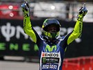 Italský závodník Valentino Rossi slaví triumf ve Velké cen Katalánska.