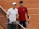 SNÍMEK PED BITVOU. Srbský tenista Novak Djokovi (vpravo) se fotí se svým...
