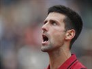 Novak Djokovi se vzteká bhem finálového zápasu Roland Garros proti Andymu...
