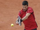 SOUSTEDNÝ ÚDER. Srbský tenista Novak Djokovi bojuje ve finále Roland Garros...