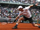 JEDNORUNÍ BEKHEND. Andy Murray zarputile bojuje ve finále Roland Garros proti...