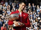 S TROFEJÍ V NÁRUI. Srbský tenista Novak Djokovi pózuje s trofejí pro vítze...