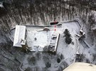 Letecký pohled zachycuje hrad Litice s vyznaením dívjího sesuvu stny...