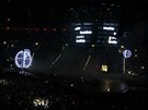 Zaátek koncertu Muse s létajícími drony (O2 arena, Praha, 4. ervna 2016)