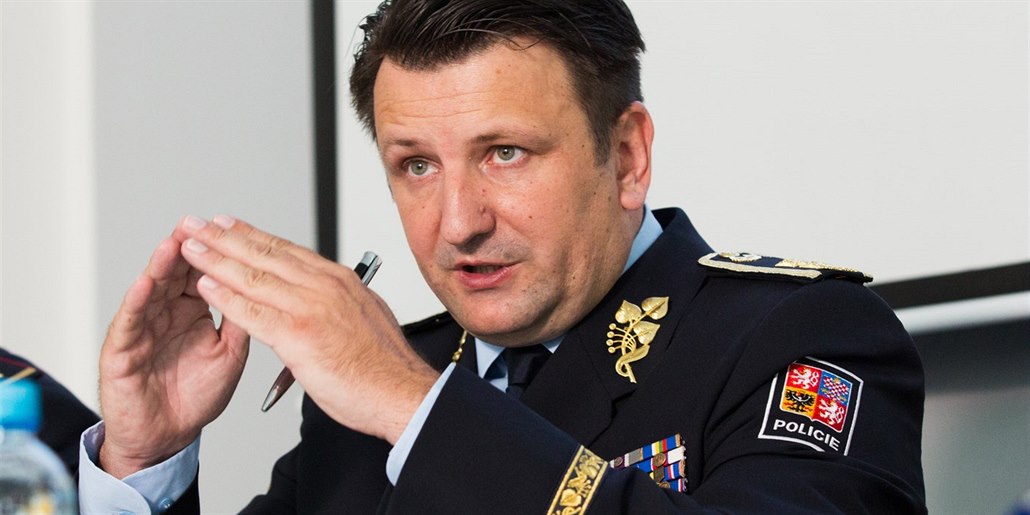 Policejní prezident Tomá� Tuhý b�hem tiskové konference, na které byla...