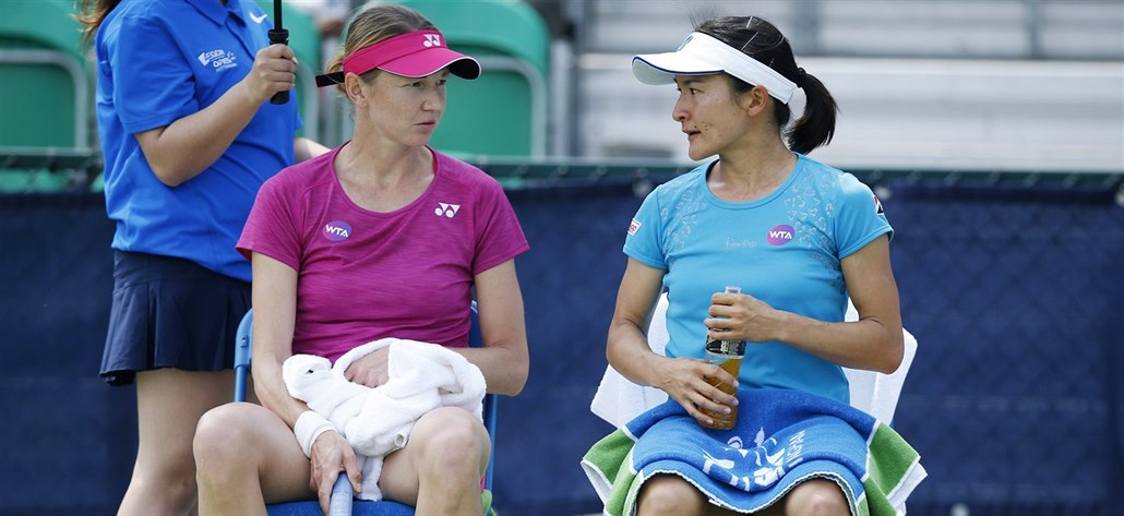 Renata Voráčová (vlevo) a Šuko Aojamaová na turnaji v Nottinghamu