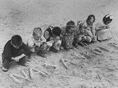 Ve školách v táborech chyběly tužky a sešity, a tak se děti učily psát pomocí...