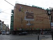 Dm Na Kocand (ukryt pod reklamním billboardem) na rohu ulic Kaprovy a...
