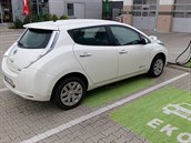 V některých státech mají normy na parkování elektromobilů, které nesmějí stát...