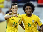 Brazilci Philippe Coutinho a Willian slav gl proti Haiti.