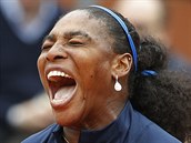 Serena Williamsov se raduje z spn akce ve finle Roland Garros.