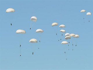 Hromadný seskok amerických, polských a britských vojáků během cvičení „Anakonda...