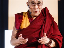 Jeho svatost dalajlama pednáí pi své návtv Prahy na konferenci Fórum 2000.