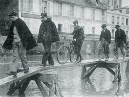 Rozvodnná Seina zaplavila Paí (leden 1910). Na snímku jsou mosty pro pí u...