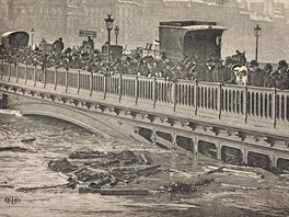 Rozvodnná Seina zaplavila Paí (leden 1910). Na snímku lidé pozorují...