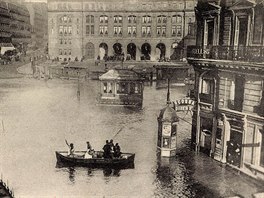 Rozvodnná Seina zaplavila Paí (leden 1910). Na snímku je zaplavené námstí u...