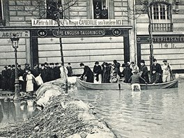 Rozvodnná Seina zaplavila Paí (leden 1910). Na snímku je provizorní pehrada...