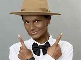 Iva Pazderková jako Pharell Williams