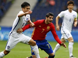 Španělský fotbalista Alvaro Morata (vpravo) se snaží prosadit přes bránícího...