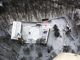 Leteck pohled zachycuje hrad Litice s vyznaenm dvjho sesuvu stny...