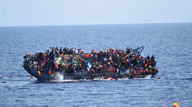 Migranti ve Stedozemnm moi u pobe Libye. (2.6. 2016)