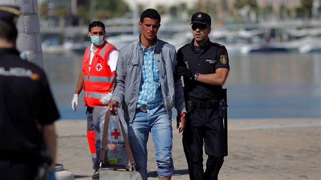 Migrant s policistou v pstavu Malaga ve panlsku. (1.6. 2016)