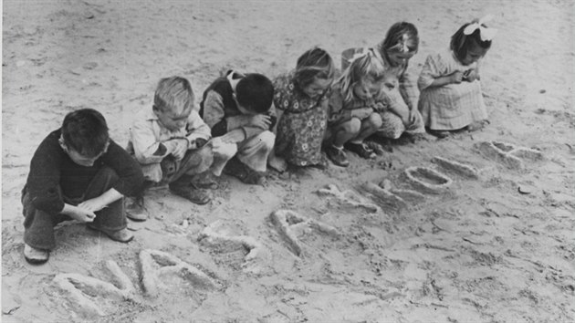 Ve kolch v tborech chybly tuky a seity, a tak se dti uily pst pomoc psku. Na fotce pozen v tboe Tolumbat v Egypt vytvoily npis Naa kola. (fotka byla pozen nkdy v rozmez let 1945 - 1948)