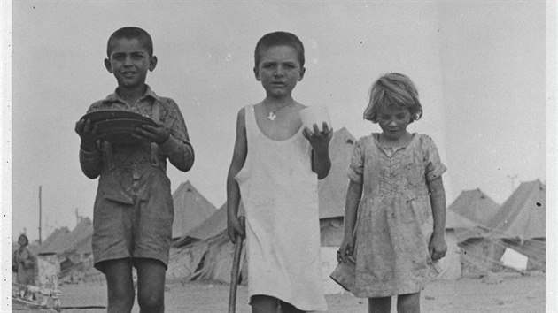Děti, které přežily potopení lodě Empire Patrol, která vezla uprchlíky z Palestiny zpátky domů, ale potopila se ve Středozemním moři. (fotka byla pořízená někdy v rozmezí let 1945 - 1948)