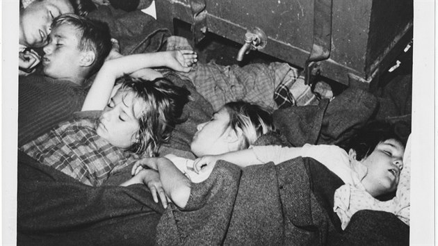 Děti, spí na lodi, která je veze z táborů na Blízkém východě po skončení války zpátky domů. (fotka byla pořízená někdy v rozmezí let 1945 - 1948)