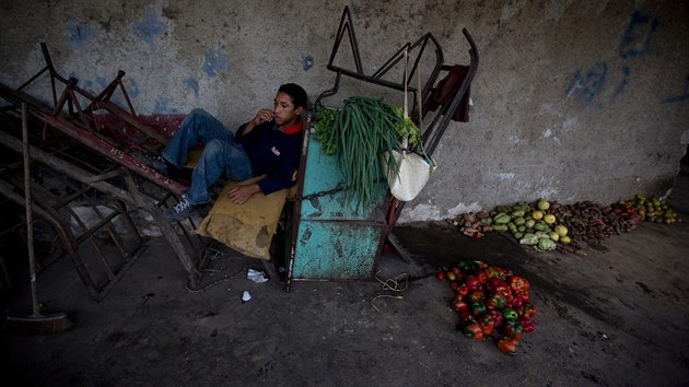 Venezuelci hladov. Jdlo hledaj v popelnicch. (31. kvtna 2016)