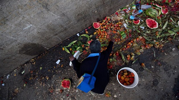Venezuelci hladoví. Jídlo hledají v popelnicích. (31. května 2016)