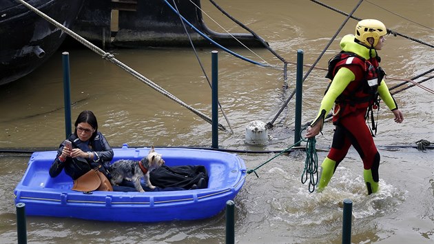 Paříž je v pohotovosti kvůli stoupající Seině (1. června 2016)