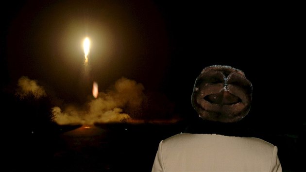 Severokorejsk vdce Kim ong-un sleduje test balistick rakety (11. bezna 2016)