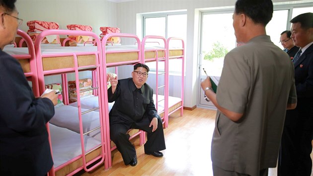 Severokorejsk vdce Kim ong-un na inspekci dtskho tbora (4. ervna 2016)