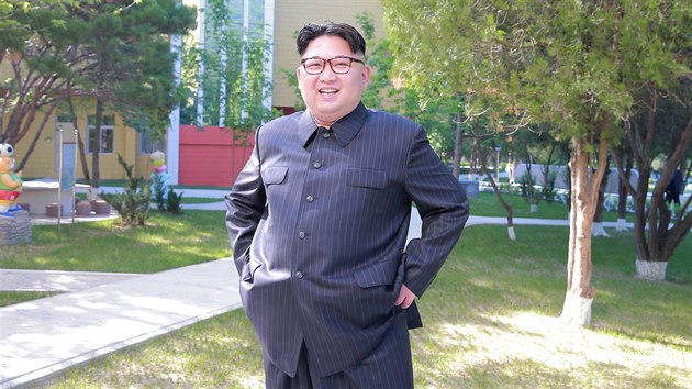 Severokorejsk vdce Kim ong-un na inspekci dtskho tbora (4. ervna 2016)
