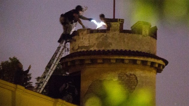Policejní zásah proti cizinci, který vylezl na budovu ND na pražském Albertově (9. června 2016)