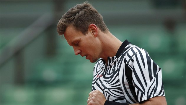 Tom Berdych se raduje z vtzn vmny v souboji s Novakem Djokoviem.