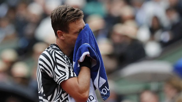 Tom Berdych se utr do runku ve tvrtfinle Roland Garros.