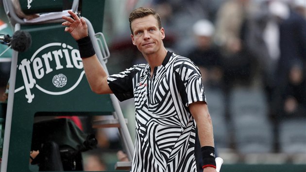 NAVZTEKAN. Tom Berdych v utkn s Novakem Djokoviem.